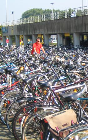 drukke fietsstallingen in NL