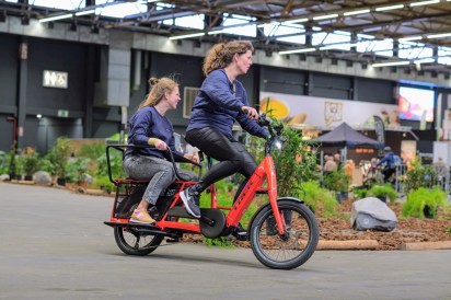 testing a longtail e-bike at the Fiets en Wandelbeurs and E-bike Challenge in Ghent