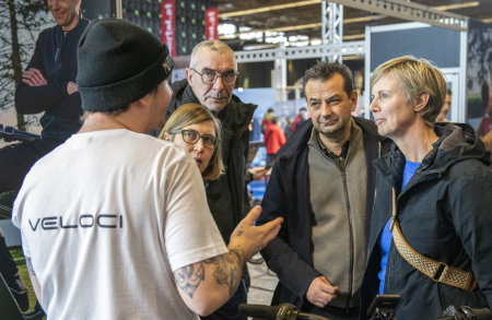 Exposant in gesprek met bezoekers van de E-bike Challenge België