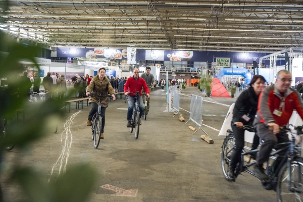 Het grote fietsparcours in Flanders Expo biedt alle ruimte om fietsen en e-bikes te testen
