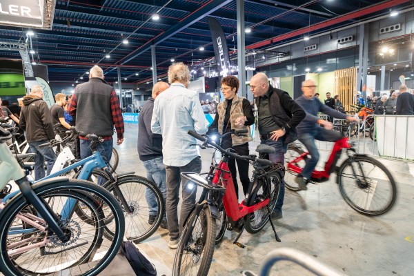 Bezoekers van de E-bike Challenge Nederland in gesprek op het fietsparcours.