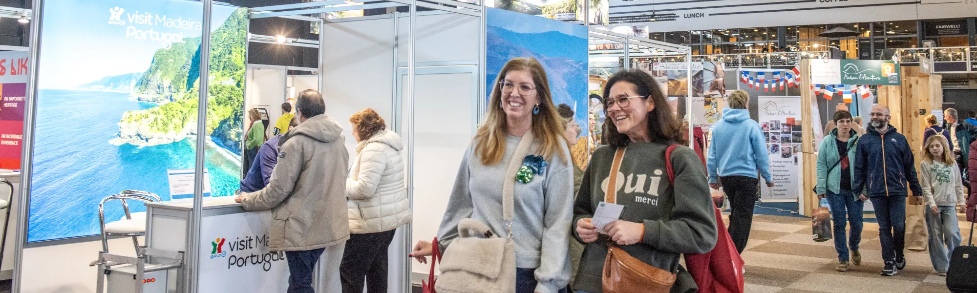 Twee dames wandelen langs de stands op de Fiets en Wandelbeurs in Gent