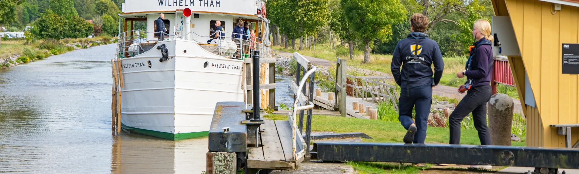 Schip bij een sluit aan het Göta kanal in Zweden