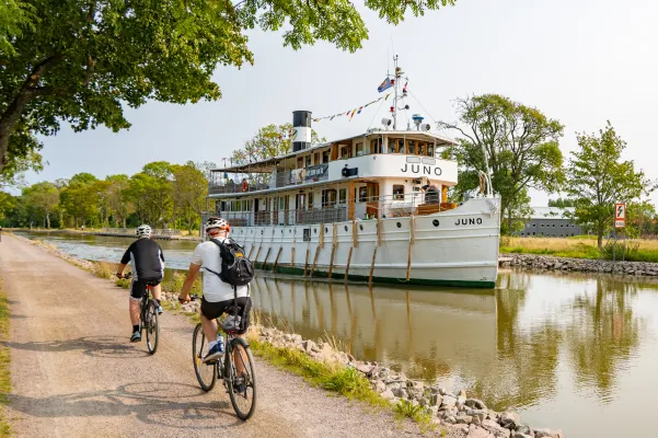 Twee fietsers langs het Götakanal in Zweden