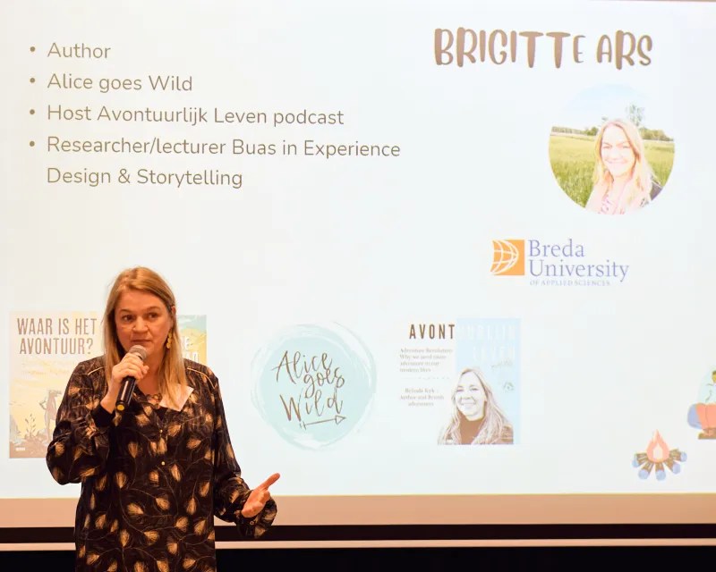 Brigitte Ars tijdens haar sessie over micro-avonturen op de IBTC. Onder de foto is de recap IBTC 2025 in Utrecht