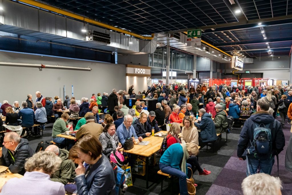 Massaal werd er aan de picknicktafels een broodje weggewerkt tijdens de lunchpauze.