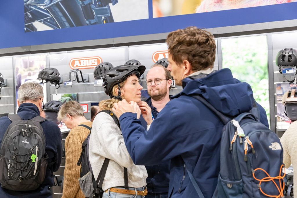 Helm passen in de ABUS stand