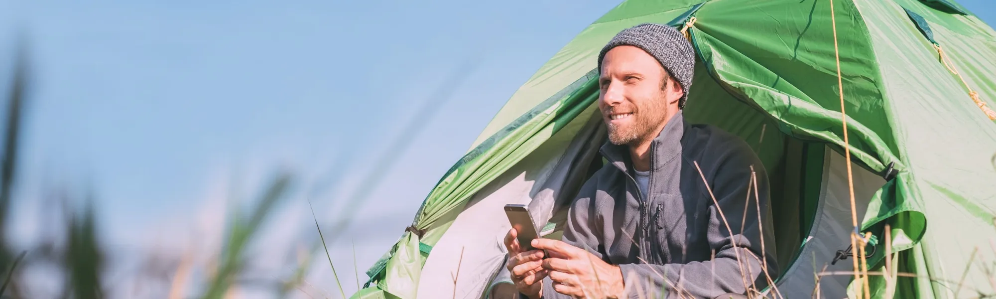Kampeerder met mobieltje