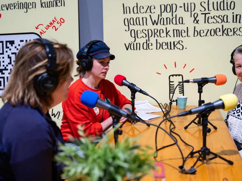 Gesprekken op de beursvloer voor de Wandelpraat podcast