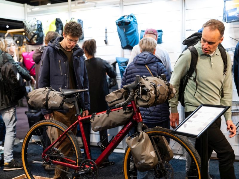 Bezoekers van de Fiets en Wandelbeurs in de stand van Santos
