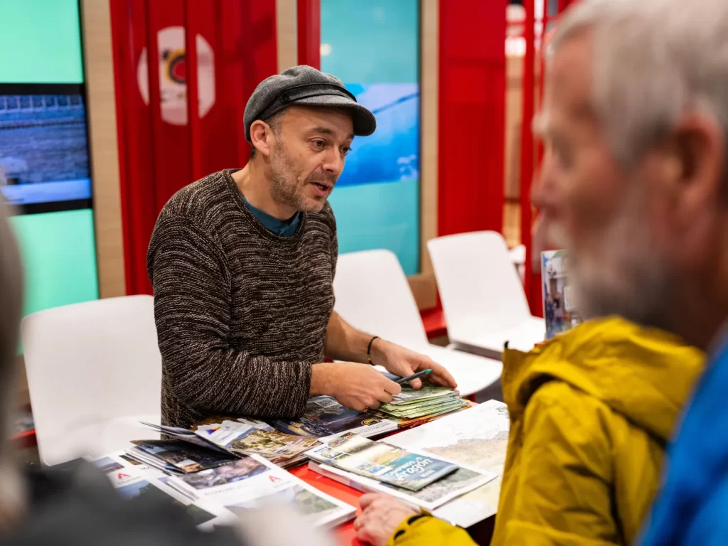 Een van de partners van Spanje in gesprek met een bezoeker