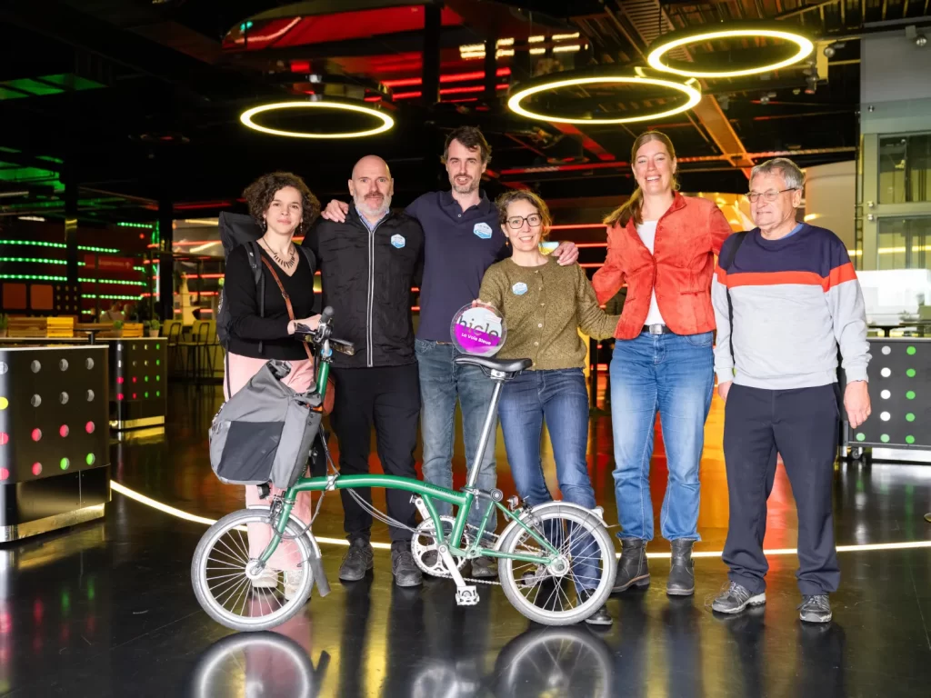 De winnaar van de Fietsroute van het Jaar 2026, samen met twee juryleden en Agathe Daudibon van de ECF