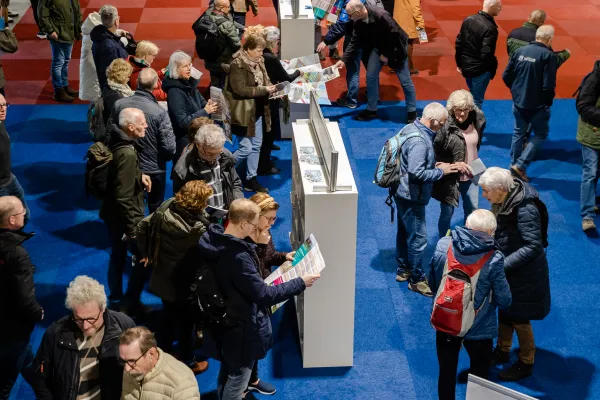Bezoekers van de Fiets en Wandelbeurs lezen de info op de plattegrond