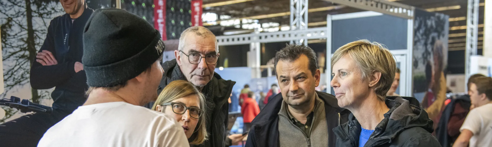 Bezoekers vuren vragen af op exposant van de E-bike Challenge