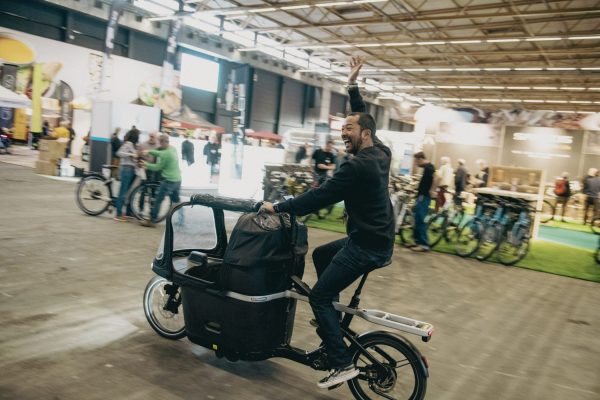 Elektrische bakfiets met berijder maakt een rondje op de E-bike Challenge in Gent