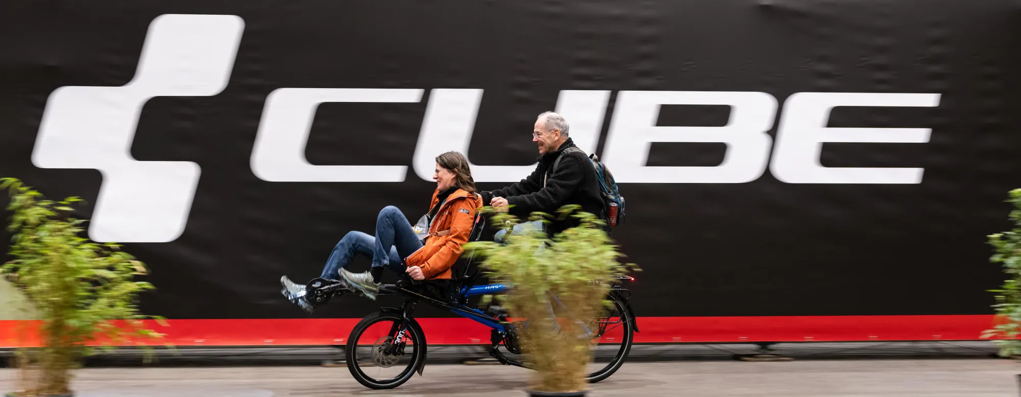 Een e-bike met twee berijders in Jaarbeurs