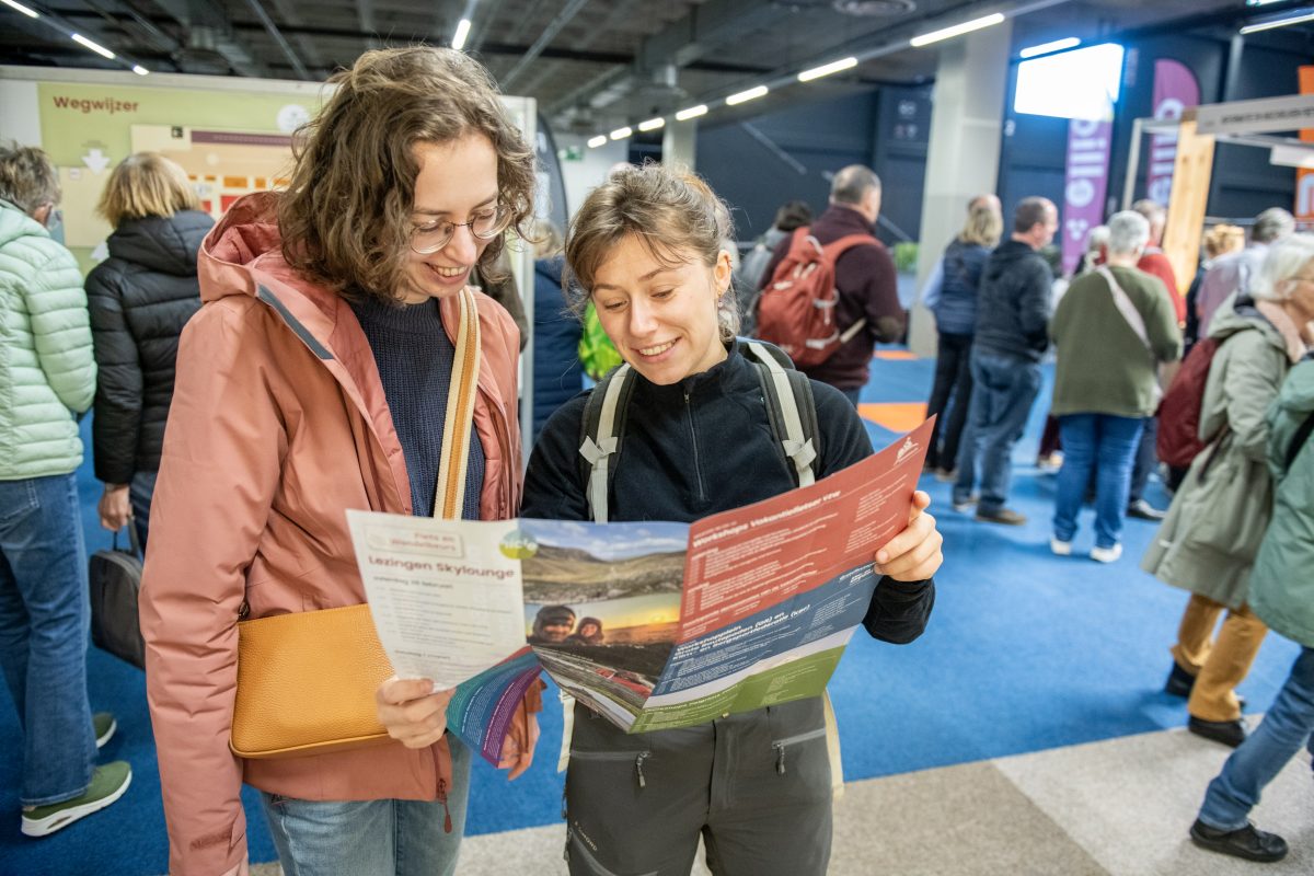 Bezoekers van de Fiets en Wandelbeurs bekijken de plattegrond